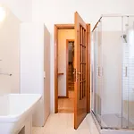 Guesthost - Le Tre Ninfee Di Pusiano! Free Parking Appartement *